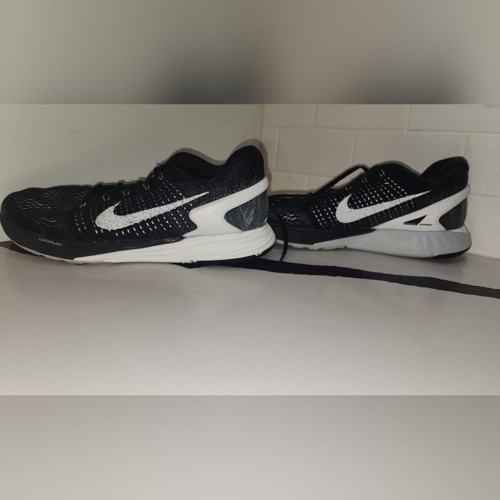 Nike 9.5 men's athletic shoe